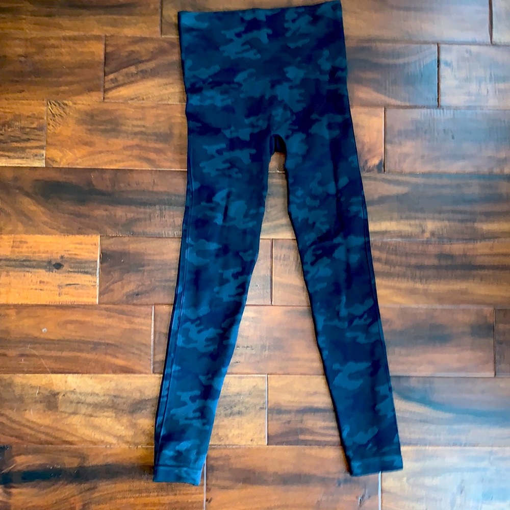 Like new small spanx Look At Me Now cropped Leggings in black camo